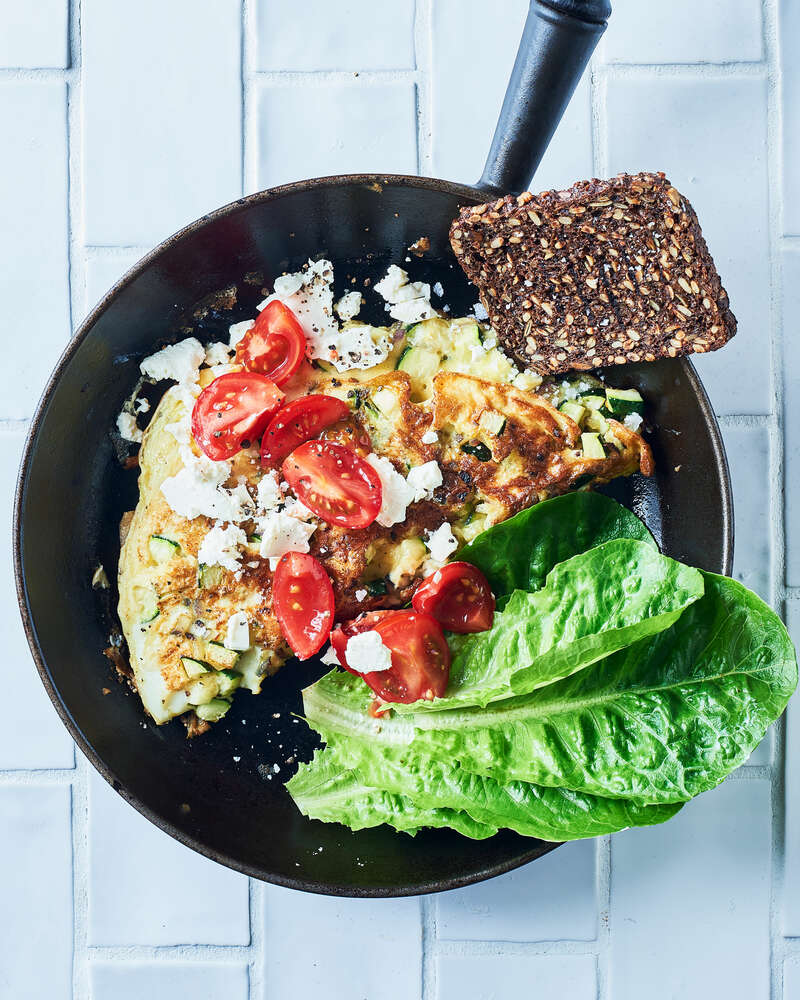 Omelet med fløde, squash og ost dertil rugbrød - Sense opskrift