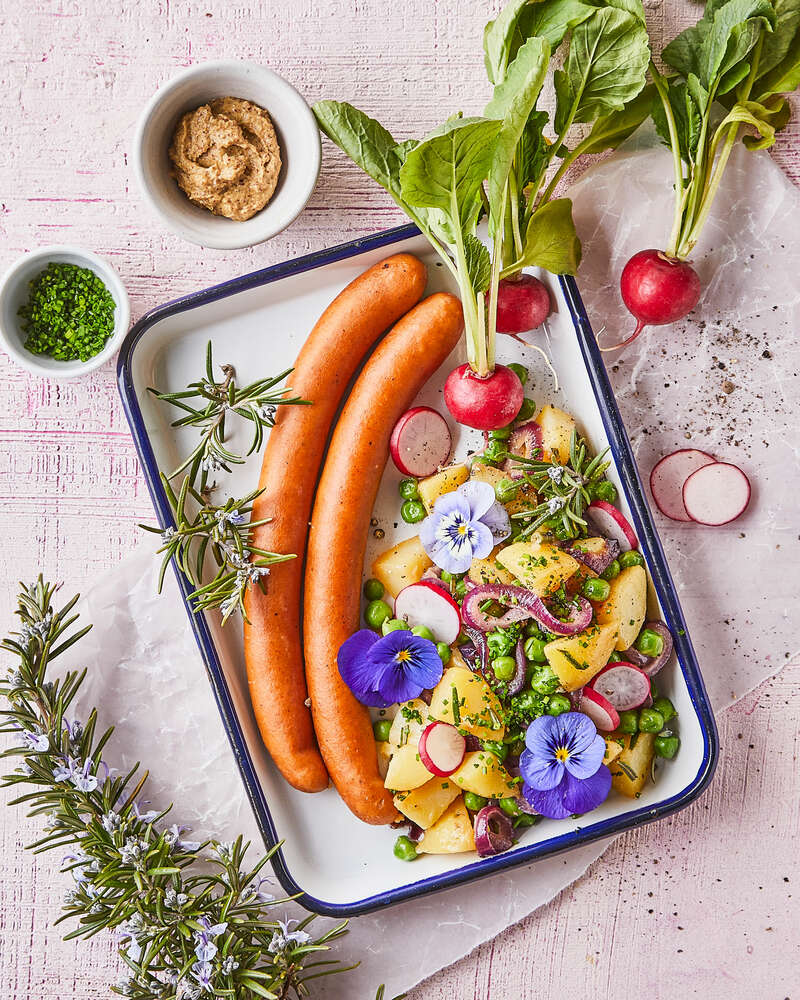 Pølser og varm kartoffelsalat med ærter - Sense opskrift