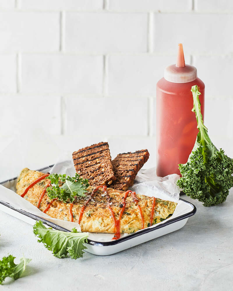 Proteinrig omelet med grønkål, persille og ost dertil rugbrød - Sense ...