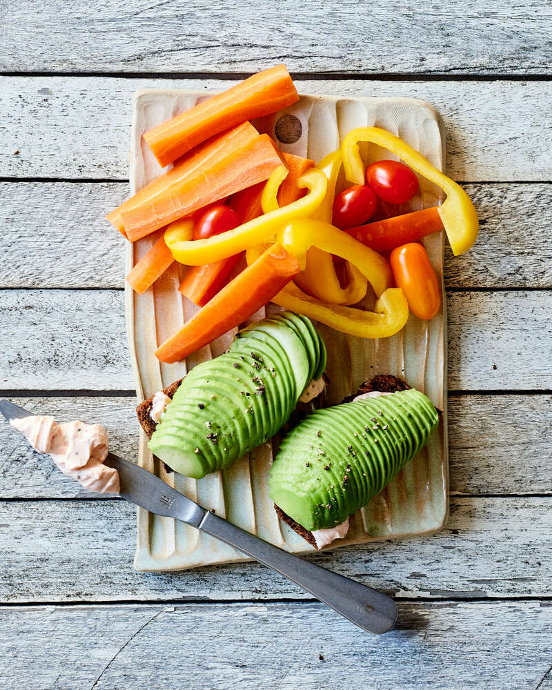 Ristet rugbrød med chilifriskost og avokado - Sense opskrift