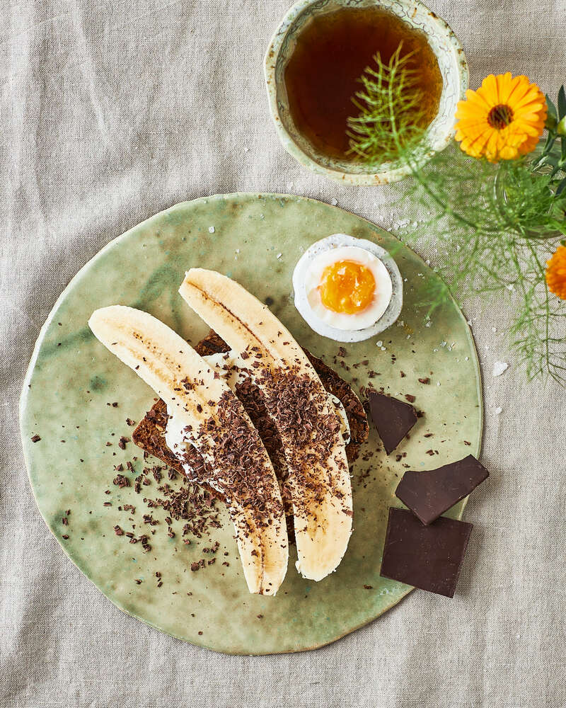 Ristet rugbrød med flødeost, banan og chokolade - Sense opskrift
