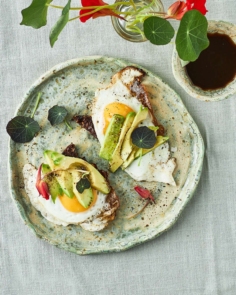 Ristet rugbrød med spejlæg og avokado - Sense opskrift