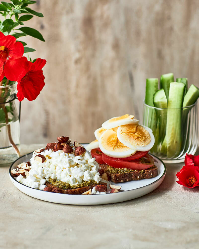 Rugbrød med hytteost, hasselnødder og æg dertil agurkestænger - Sense ...