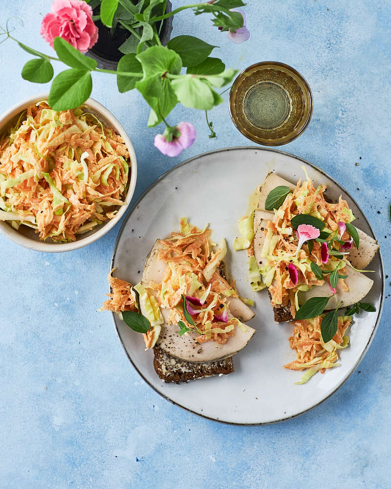 Rugbrød med kyllingepålæg og coleslaw - Sense opskrift