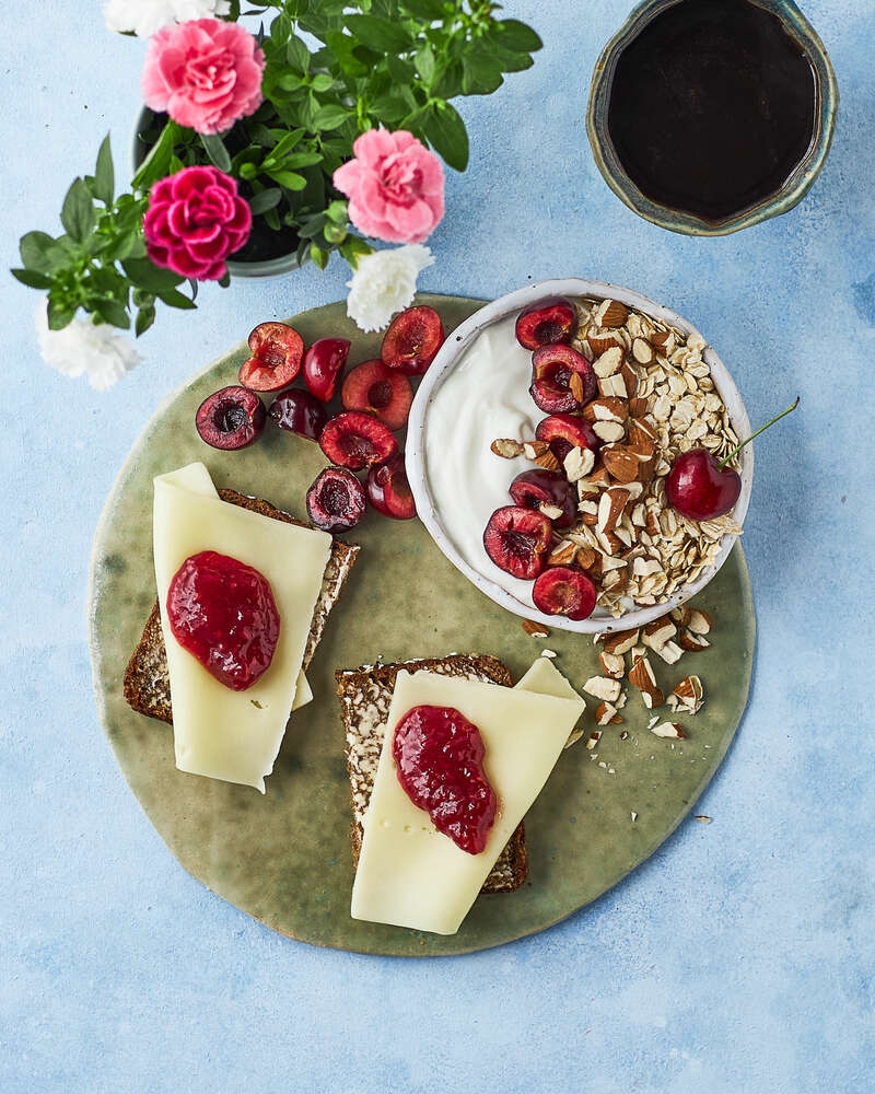 Rugbrød med ost og skyr med kirsebær og mysli - Sense opskrift