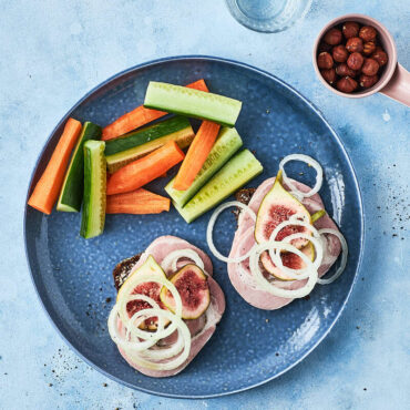 Rugbrød med roastbeef, remoulade og ristede løg dertil gulerodssalat ...