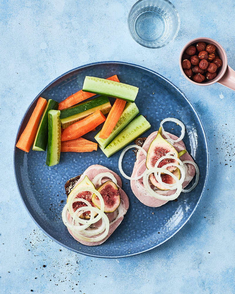 Rugbrød med rullepølse dertil grønne snack - Sense opskrift