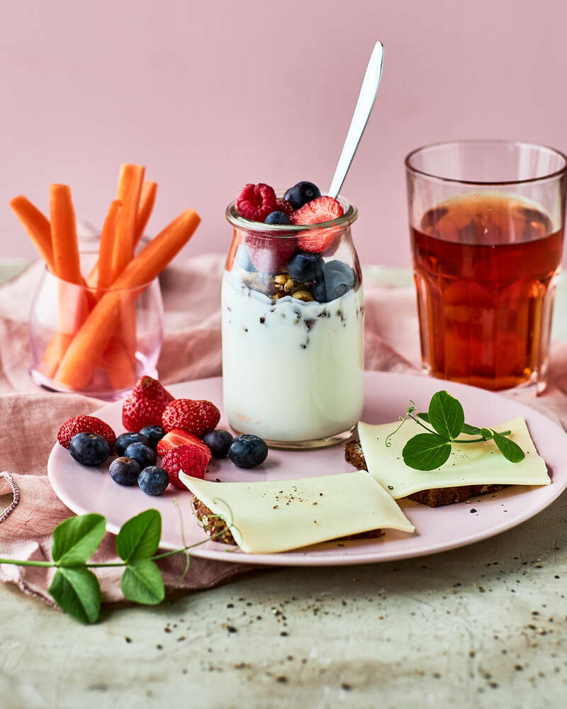Yoghurt med nøddeknas og bær dertil rugbrød med ost - Sense opskrift