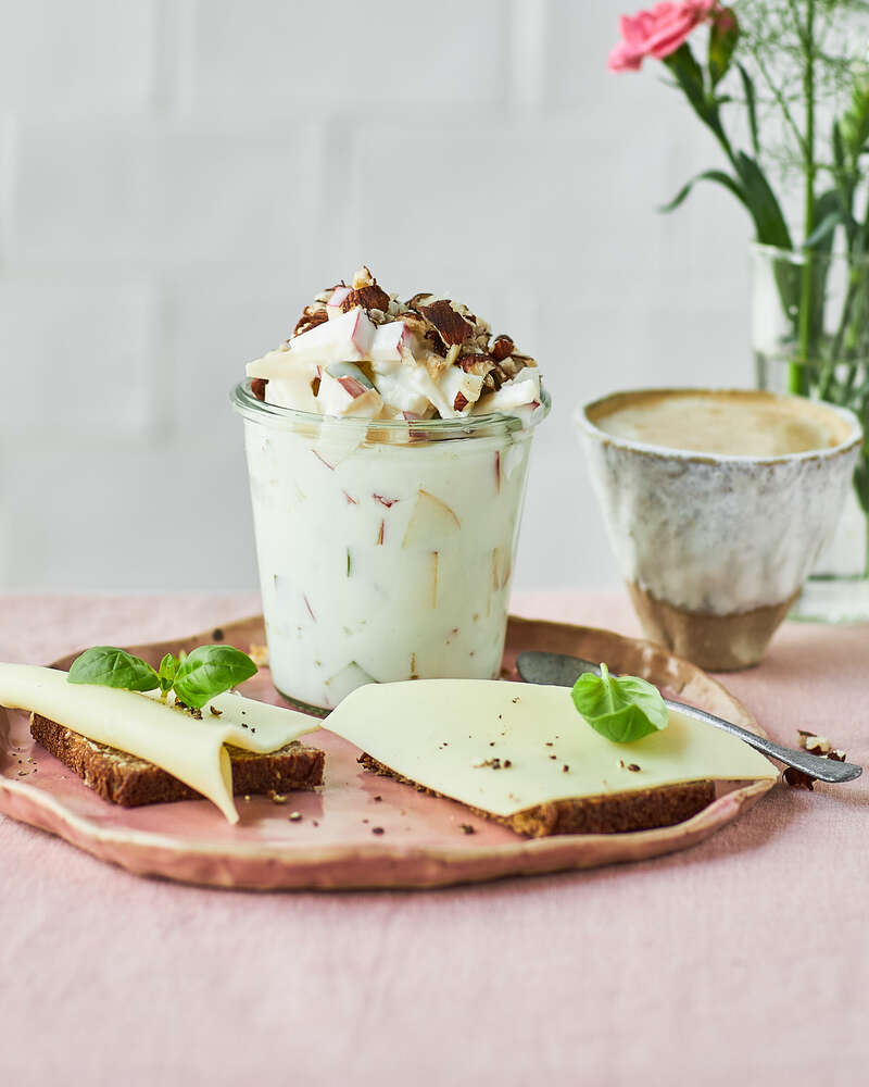 Yoghurt med pære og æble dertil rugbrød med ost - Sense opskrift