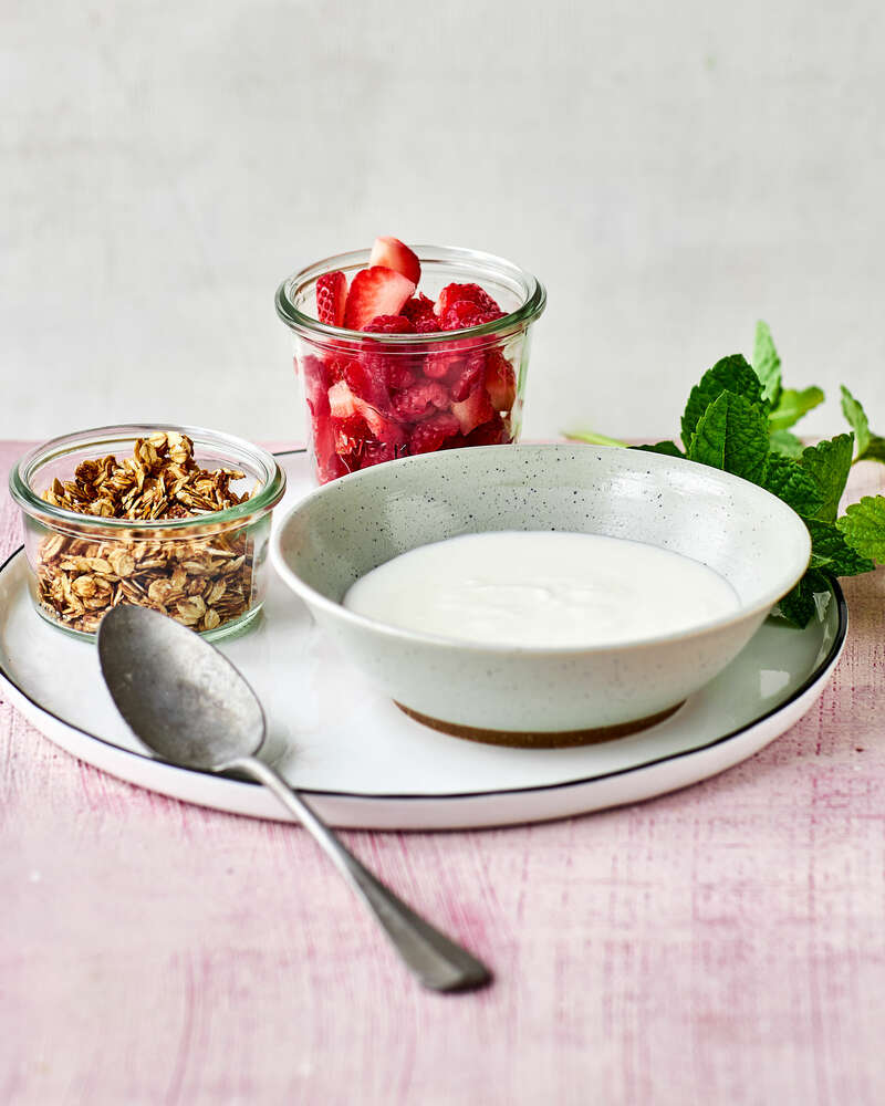yoghurt-med-ristede-havregryn-jordb-r-og-hindb-r-sense-opskrift