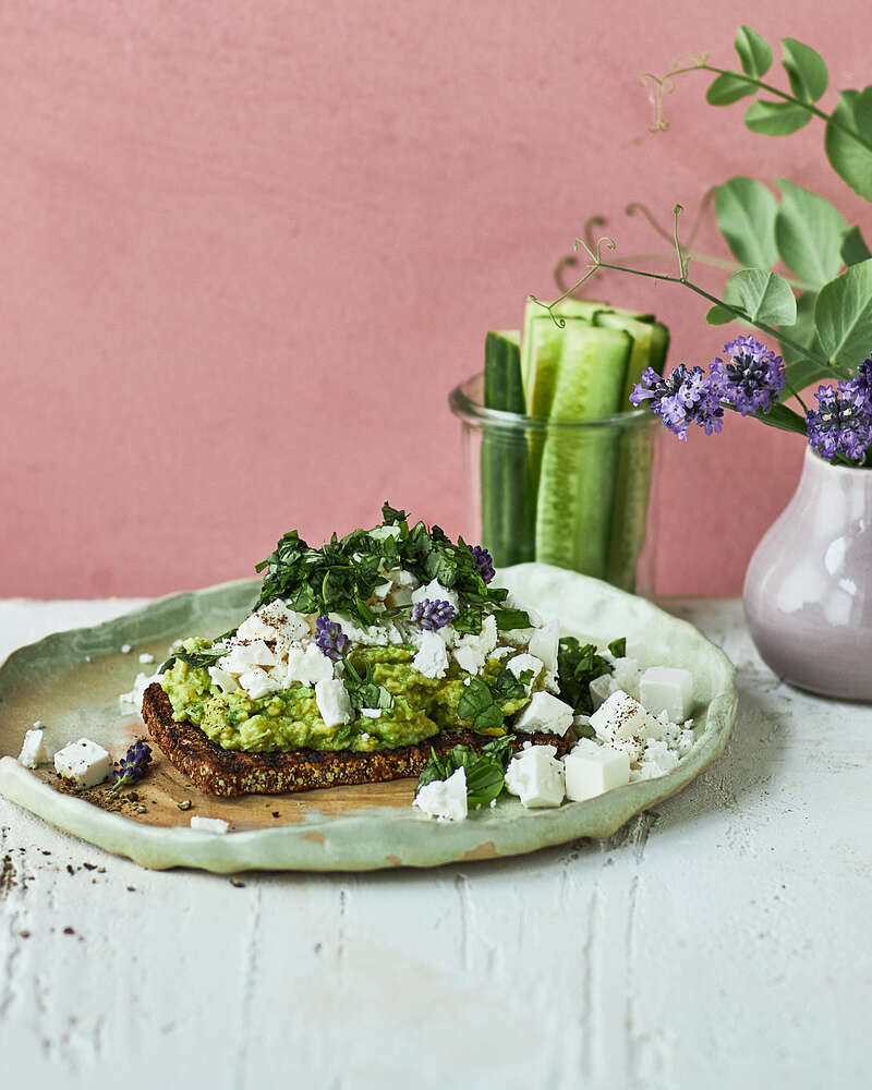 Ristet rugbrød med avokado og salatost toppet med krydderurter - Sense ...