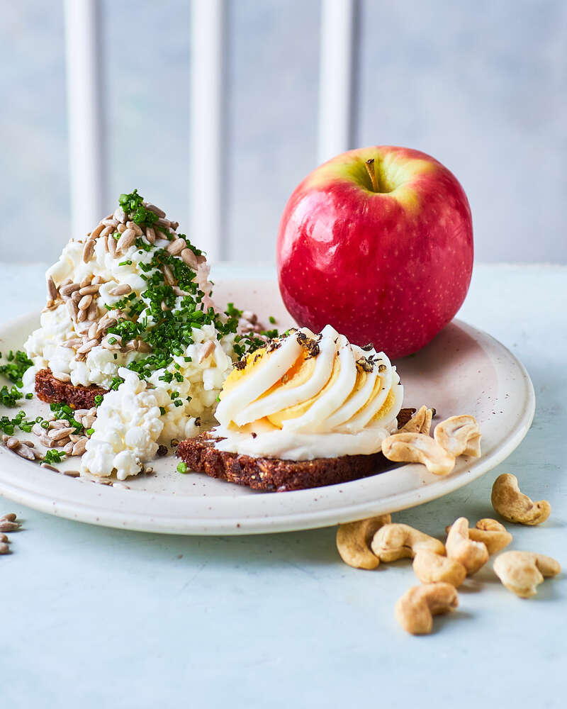 Rugbrød med hytteost og æg dertil cashewnødder og æble - Sense opskrift