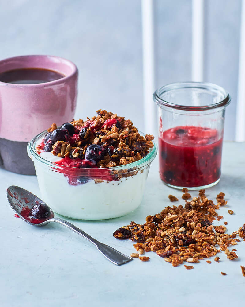 Yoghurt med bærkompot og granola med tranebær Sense opskrift