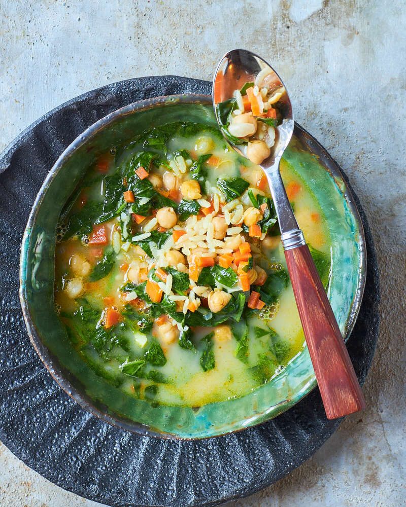 Kikærte-citronsuppe med ris, spinat og tahin - Sense opskrift