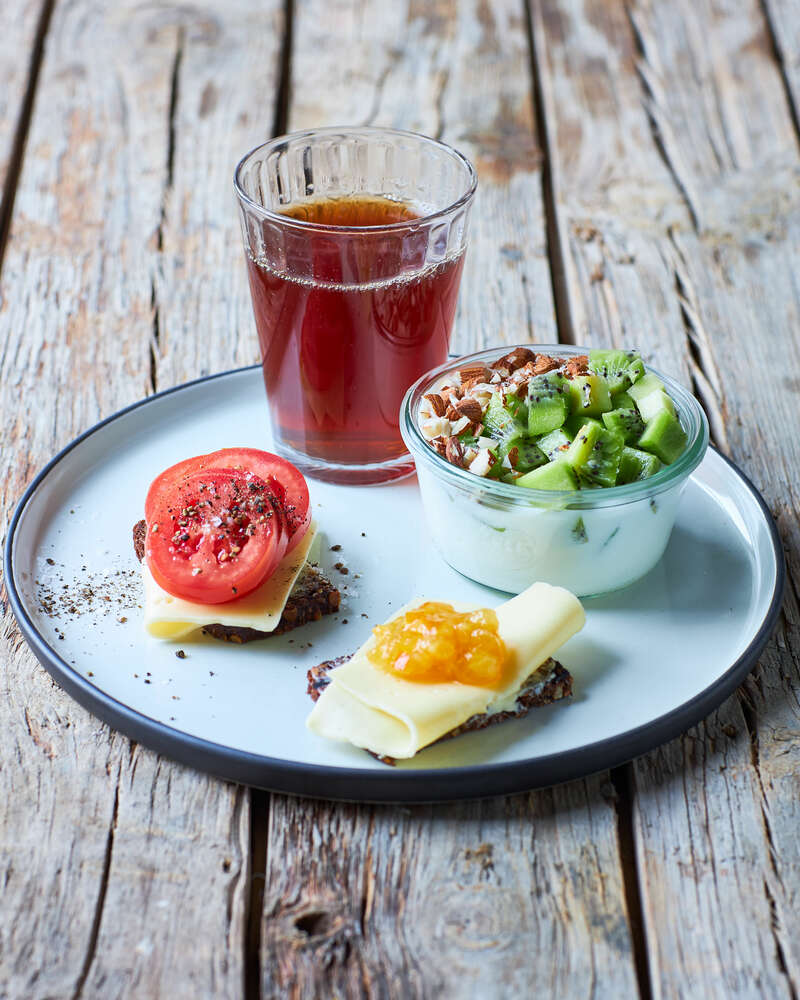 Ristet rugbrød med ost dertil yoghurt med kiwi og mandler - Sense opskrift