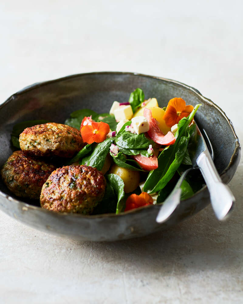 Kyllingedeller og frisk kartoffelsalat med spinat, tomat og salatost ...