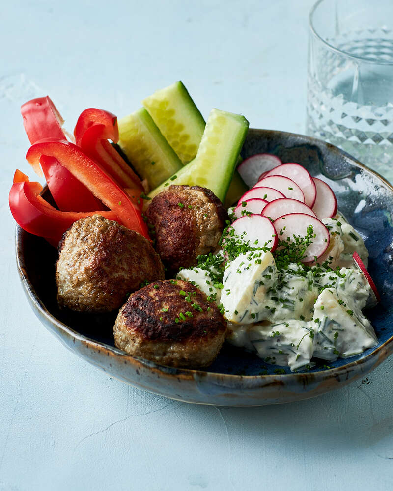 Frikadeller med kartoffelsalat og gnavegrønt - Sense opskrift