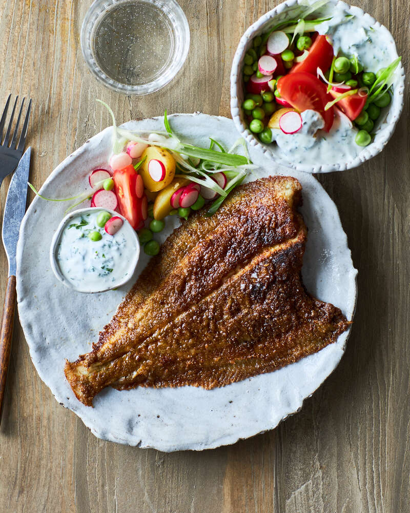 Helstegt rødspætte med kartofler, urtedip og ærtesalat - Sense opskrift