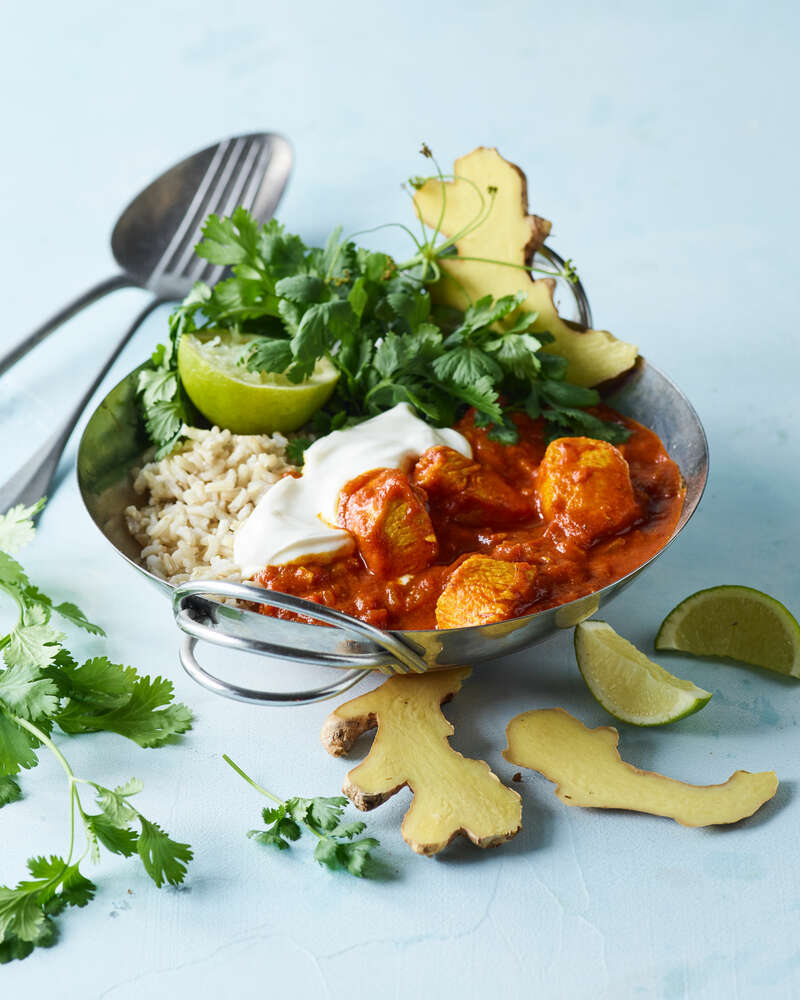 Indisk curry med ris toppet med koriander - Sense opskrift