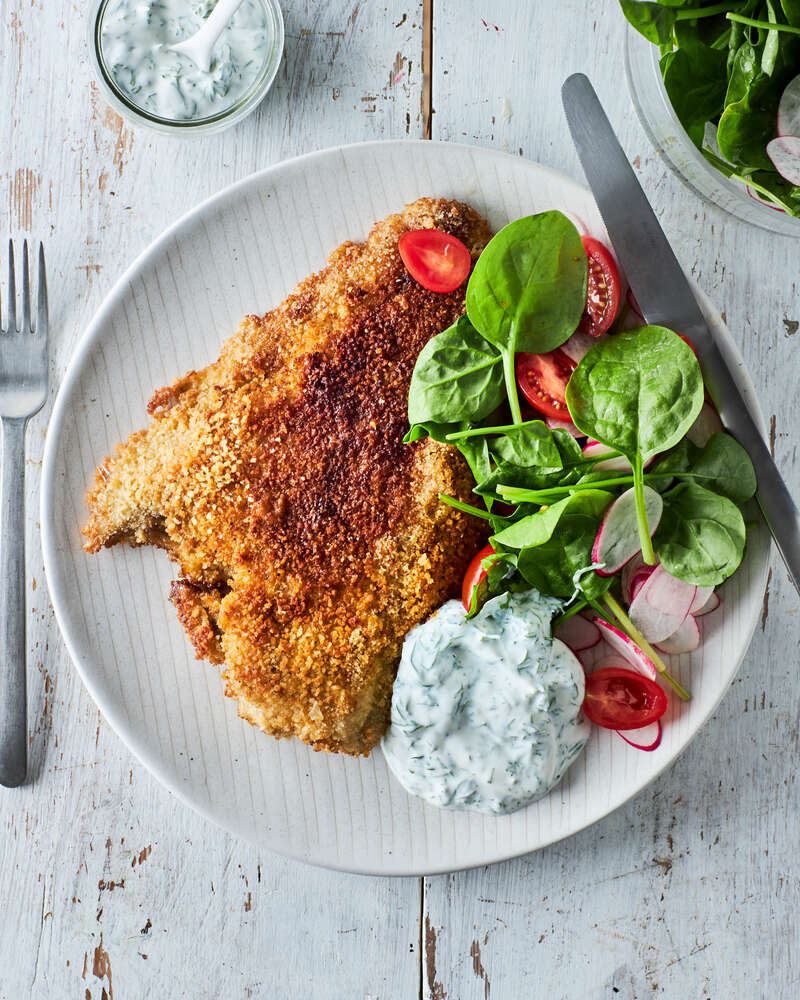 Stegt rødspætte med krydderurtedressing og frisk salat til - Sense opskrift