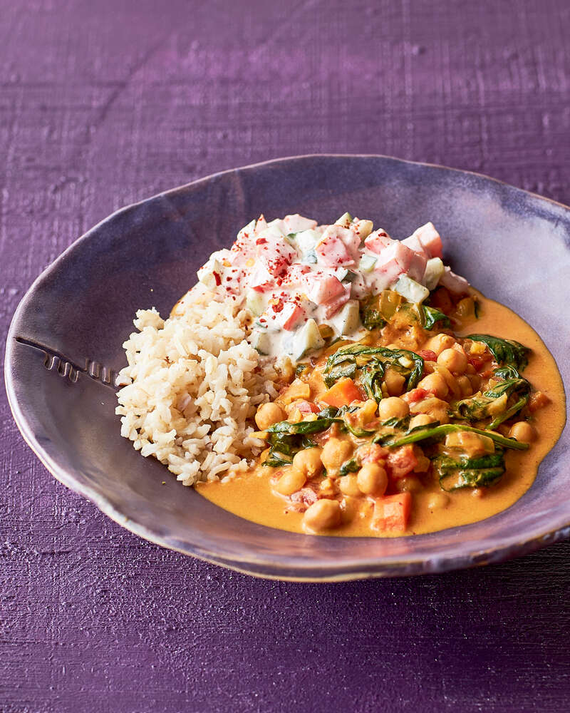 Indisk curry med kikærter, spinat, ris og raita - Sense opskrift
