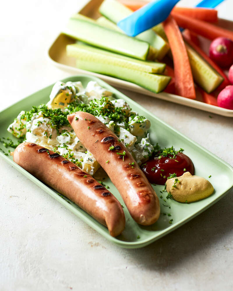 Pølser med kartoffelsalat og snackgrønt - Sense opskrift