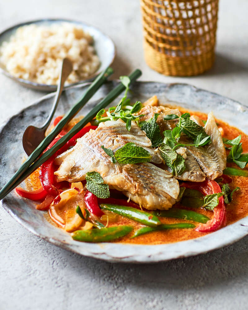 Mørksej i rød karry med grønt og ris - Sense opskrift