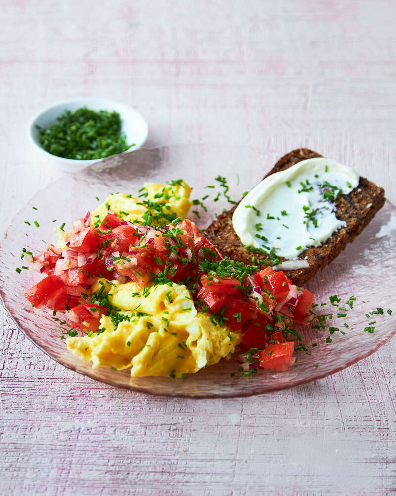 Ristet rugbrød med røræg og tomatsalsa - Sense opskrift
