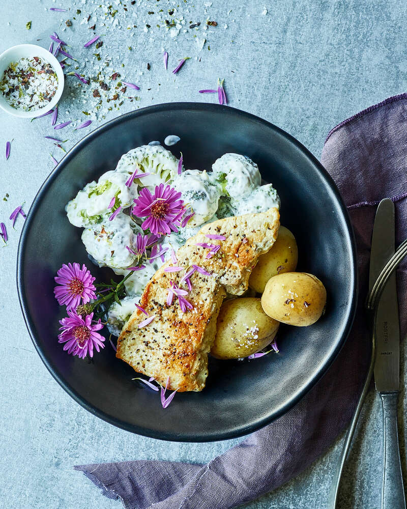 Kotelet Kotelet med kartofler og broccolisalat - Sense opskrift