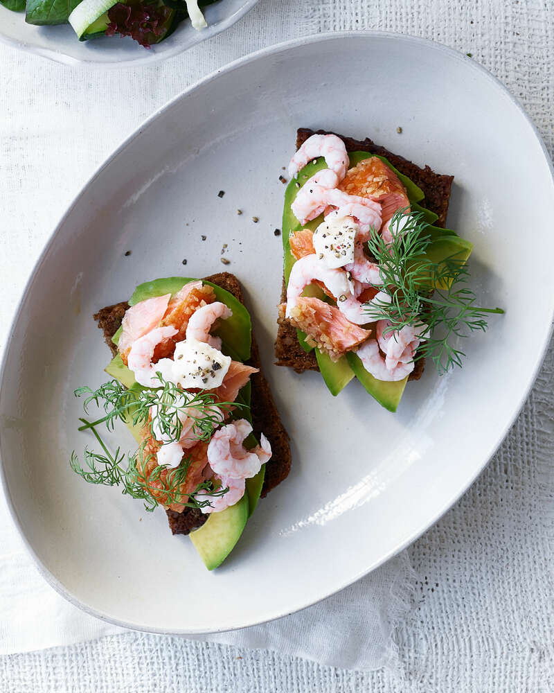 Rugbrød med laks, rejer og avokado - Sense opskrift